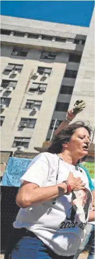  ?? // AFP ?? Partidario­s de Kirchner protestan ayer ante el tribunal