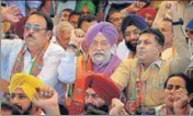  ?? PTI ?? ■ Union minister for housing and urban affairs HS Puri (C) with state BJP president Shwait Malik (left) in Amritsar on Thursday.