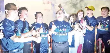  ??  ?? Pairin (fourth left) launching the Christmas Logo amidst artificial snowfall with Edward (second right), Melter (third left) and Yeo (second left).