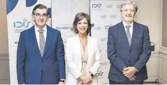  ?? ?? Juan Abarca, president de Fundació IDIS; Marta Villanueva, directora general de Fundació IDIS, i Ángel de Benito, secretari general de Fundació IDIS.