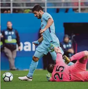  ?? REUTERS PIC ?? Barcelona’s Luis Suarez dribbles past Eibar goalkeeper Marko Dmitrovic to score in a La Liga match on Saturday.