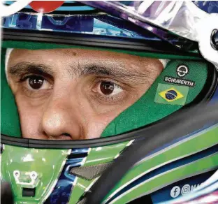  ?? Evaristo Sá/AFP ?? Felipe Massa se prepara para entrar na pista durante treino livre no autódromo de Interlagos; brasileiro torce por chuva na sua despedida da prova no Brasil