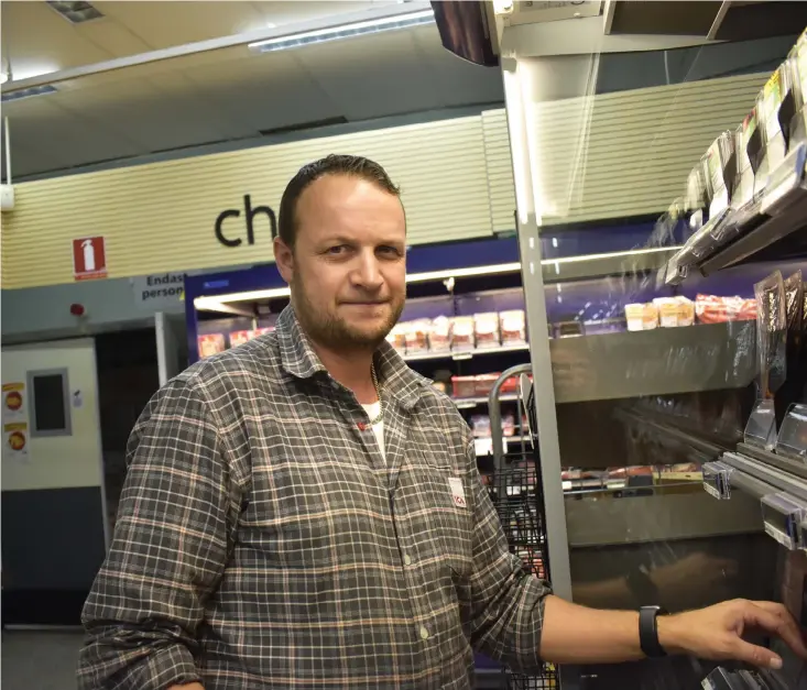  ??  ?? albert Pettersson, butikschef på Ica supermarke­t i Lysekil, har fått plocka in mer personal på eftermidda­garna.