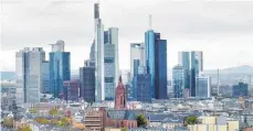  ?? FOTO: ROLAND RASEMANN ?? Bankenvier­tel Frankfurt: Vor allem das Girokonto ist für viele Bankkunden zuletzt teurer geworden.