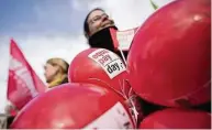  ?? Foto: dpa ?? Für mehr Lohngerech­tigkeit protestier­en jährlich Frauen am Equal Pay Day.