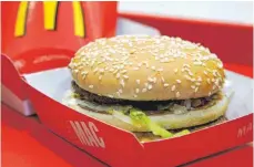  ?? FOTO: MATTHIAS SCHRADER/DPA ?? Big Mac der Fastfood-Kette McDonald’s: In Venezuela ist der bekanntest­e Burger der Welt am teuersten, im Libanon am billigsten.