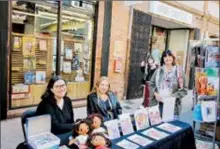  ?? ?? Devant la librairie du Grand Selve, Aurélie a accueilli une maison d’édition du Tarn et Garonne