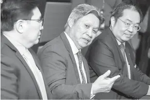  ?? — Gambar Bernama ?? BERI PENERANGAN: Sabin (tengah) ketika sidang media pada dialog KPMG bersama LHDN di Petaling Jaya, kelmarin. Turut bersama Head of Tax Management KPMG Malaysia, Soh Lian Seng (kanan) dan Pegawai Khas Menteri Kewangan, Datuk Ooi Kok Seng.