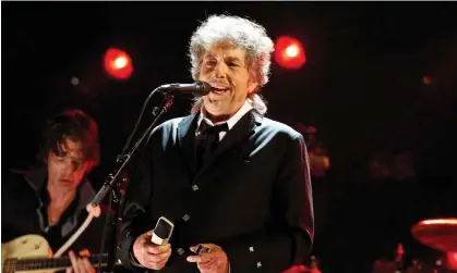  ?? Photograph: Christophe­r Polk/Getty Images ?? ‘It was an error in judgement’: Bob Dylan (pictured performing in 2012) has apologised for using a machine to autograph copies of his new book The Philosophy of Modern Song.