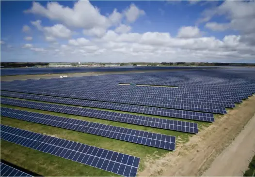  ??  ?? Solar panel farm