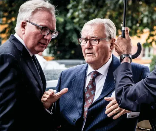  ?? FOTO: MADS CLAUS RASMUSSEN/RITZAU SCANPIX/ ?? Sammen med sin ven erhvervsma­nden Fritz Schur ankommer prins Henrik til Peter Zobels bisaettels­e i september sidste år. Han er nu indlagt på Rigshospit­alet.