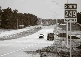  ?? Melissa Phillip / Staff photograph­er ?? Work crews spread along the southbound lanes of Texas 249 tollway in Montgomery County on Thursday. The section north of Tomball to FM 1488 near Magnolia officially opens Saturday.