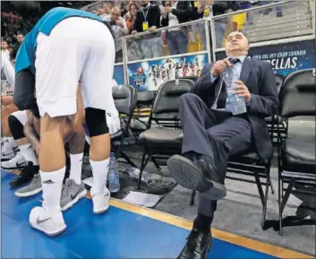  ??  ?? Rudy Fernández, Causeur, Thompkins, Doncic y Campazzo, desolados tras la derrota ante el Barcelona en la final de Copa. Maciulis consuela a Thompkins después de la derrota. Laso, con una botella de agua, muestra su tristeza al lado de sus jugadores.