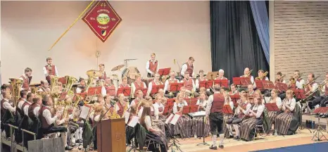  ?? FOTO: OLAF E. JAHNKE ?? Die Krumbacher Musikanten spielen in Obereisenb­ach zum Jahreskonz­ert auf.