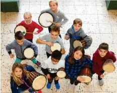  ?? Foto: S. Rummel ?? Auf Kuba wird zu Weihnachte­n getrommelt – daher haben die Kinder der 4a der Leopold Mozart Schule Leitershof­en auch ihre Trommeln rausgeholt.