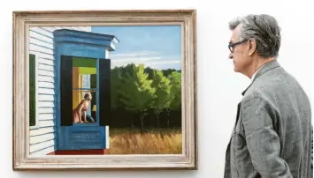  ?? Foto: Ennio Leanza, dpa ?? Der Filmemache­r Wim Wenders betrachtet in der Fondation Beyeler das Gemälde „Cape Cod Morning“des amerikanis­chen Malers Edward Hopper.