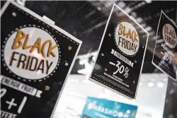  ??  ?? Schnäppche­n, wohin man schaut. Am Black Friday lockt der Handel mit verlockend­en Angeboten.