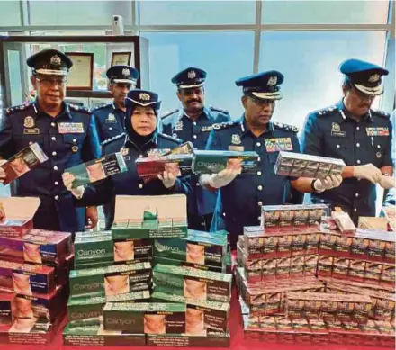  ?? FILE PIC ?? Smuggled cigarettes seized by the Customs Department during a raid recently.