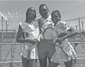  ?? DARREN CARROLL ?? Richard Williams with daughters Venus, left, and Serena in 1993.