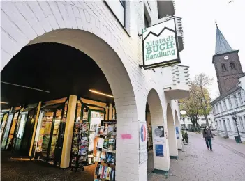  ?? RP-FOTOS (2): ACHIM BLAZY ?? Die Altstadt Buchhandlu­ng an der Lintorfer Straße ist heute wieder fast dort, wo alles begann. Das erste Geschäft war jedoch auf der anderen Straßensei­te.