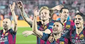  ?? FOTO: PERE PUNTÍ ?? Rakitic, celebrando unos de los títulos logrados en su primera temporada