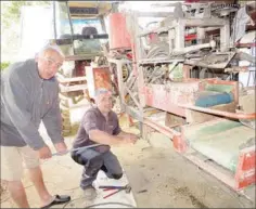  ??  ?? A Gimat, Michel Damiot et JF Anglade révise la machine à arracher l’ail