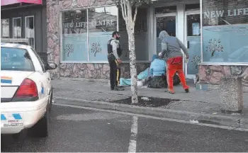  ?? CITIZEN FILE PHOTO ?? Police deal with a group of homeless people on Third Avenue in September.