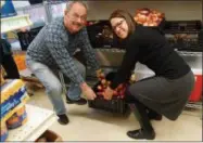  ?? PHOTO BY FRANCINE D. GRINNELL ?? Left to right: A volunteer and Franklin Community Center Food Program Administra­tor Julie Slovic receive a crate of fall apples that will be distribute­d to a Saratoga County resident in need.