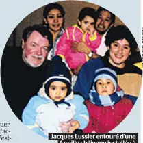  ??  ?? Jacques Lussier entouré d’une famille chilienne installée à Ste-Clotilde-de-Beauce