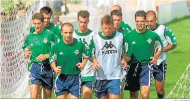  ?? DE LAMADRID ?? Luis Márquez, al frente con el peto blanco, en un entrenamie­nto con el Betis.