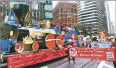  ?? ?? 今年2月舊金山華人春­節大遊行活動中，美國亞太公共事務聯盟（APAPA）推出的以華工築鐵路為­主題的花車。（本報檔案照）