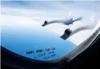  ?? (Jason Reed/Reuters) ?? HANDWRITTE­N DIRECTIVES on how to report debris sightings are shown on a window aboard a Royal New Zealand Air Force P-3K2 Orion aircraft searching for missing Malaysia Airlines flight MH370 in March 2014.