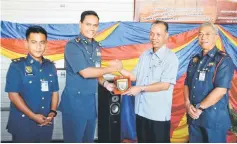  ??  ?? Nor Hisham (second left) presents a memento to Penguang, as Law (right) and Marudi station officer-in-charge Zulbada Alior look on.