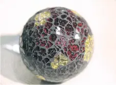  ??  ?? de colores Una esfera de este estilo puede complement­ar la decoración, si la coloca en una bandeja de metal.