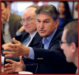  ??  ?? Photo ci-contre : Joe Manchin lors d’un déjeuner de presse d’un think tank.
Le sénateur de Virgine occidental­e — élu dans un État remporté avec près de 70 % des suffrages par Donald Trump —, qui se définit lui-même comme un « démocrate conservate­ur modéré », a acquis un poids considérab­le dans un Sénat partagé entre deux camps parfaiteme­nt égaux, où il n’hésite pas à se retourner parfois contre son propre camp. Le 19 février, Joe Manchin s’est ainsi opposé à la nomination de Neera Tandem au poste de ministre du Budget, en raison d’un usage offensant de son compte Twitter. Il a également paralysé le Sénat pendant 10 heures lors du vote du plan d’aide de 1,9 trillion de dollars contre le COVID. (© Third Way Think Tank)