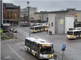  ?? FOTO SERGE MINTEN ?? Het Hasseltse stationspl­ein genereerde vorig jaar 5 procent van alle boetes die door De Lijn werden uitgeschre­ven.