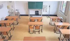  ?? FOTO: DPA ?? Unbesetzte Stühle stehen in einem verlassene­n Klassenzim­mer.