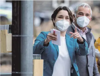  ?? FOTO: CHRISTOPH SCHMIDT/DPA ?? Da geht’s lang: Sandra Detzer, die Landesvors­itzende der Grünen, verlässt zusammen mit Thomas Strobl, dem Landesvors­itzenden der CDU, das Haus des Waldes in Stuttgart.