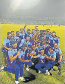  ?? HT ?? The triumphant Mumbai team poses with the Syed Mushtaq Ali Trophy after beating HP in the final in Kolkata on Saturday.