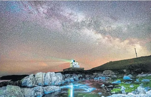  ??  ?? LIGHT SHOW: The breathtaki­ng shot was captured in the early hours of yesterday morning at Bamburgh lighthouse.