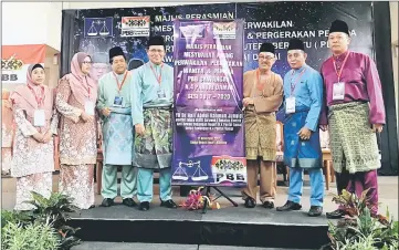  ??  ?? Dr Abdul Rahman (fourth left) with youth and women members of PBB Pantai Damai in a photo-call after launching the AGM.