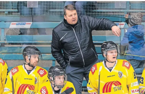  ?? FOTO: BRAUER ?? Trainer Elmar Schmitz gestikulie­rt während des Spiels gegen die ESC Wohnbau Moskitos Essen in der Rheinlandh­alle.