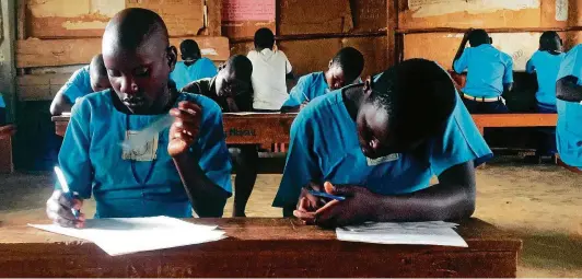  ?? FOTOS: HELENA ERDMANN () ?? In der Grundschul­e in Lwammagwa schreiben alle Klassen am Ende des Schuljahre­s eine Prüfung, um versetzt zu werden.
