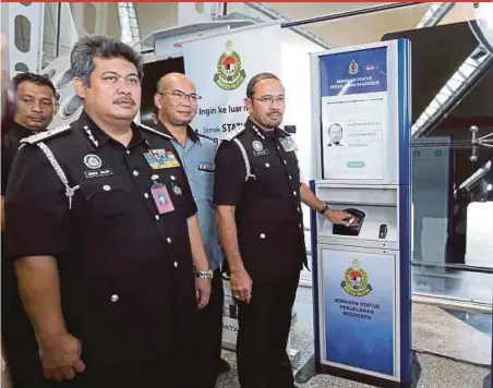  ?? PIC BY AHMAD IRHAM MOHD NOOR ?? Immigratio­n director-general Datuk Seri Mustafar Ali at the launch of the Pre-Read Kiosks at Kuala Lumpur Internatio­nal Airport yesterday.