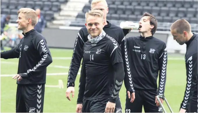  ?? FOTO: BJØRN BORGE ?? FIKK KNOCK: Fredrik Nordkvelle på trening med et lite kutt i nesa og blåveis to dager etter episoden i Molde. – Jeg ble bare knocket, sier Odd-spilleren.