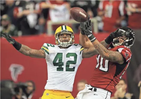  ?? DAN POWERS / USA TODAY NETWORK-WISCONSIN ?? Packers strong safety Morgan Burnett (left) commits a pass interferen­ce penalty while covering Falcons tight end Levine Toilolo on Sunday.