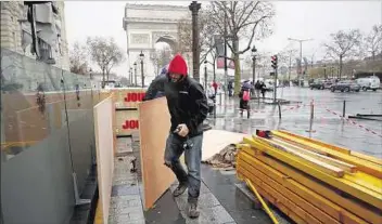  ??  ?? PARÍS. Tapiaron comercios y edificios públicos para que no sean vandalizad­os durante las protestas.