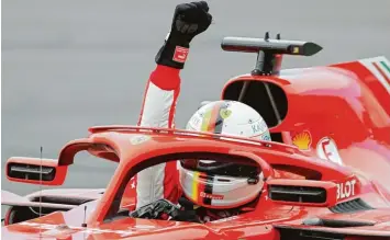  ?? Foto: dpa ?? So sehen Sieger aus: Nach der Zieldurchf­ahrt in Montreal reckt Sebastian Vettel die Faust in die Höhe.