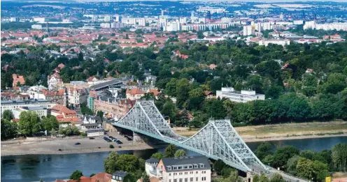  ?? Foto: dpa/Monika Skolimowsk­a/ ?? 280 Meter lang, 3500 Tonnen schwer: das Blaue Wunder in Dresden