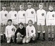  ?? RP-FOTO: PRIVAT ?? Der Beginn seiner Fußballkar­riere: Manfred Linsen 1968 (unten rechts) bei den 1. Knaben des VfB Kleve.